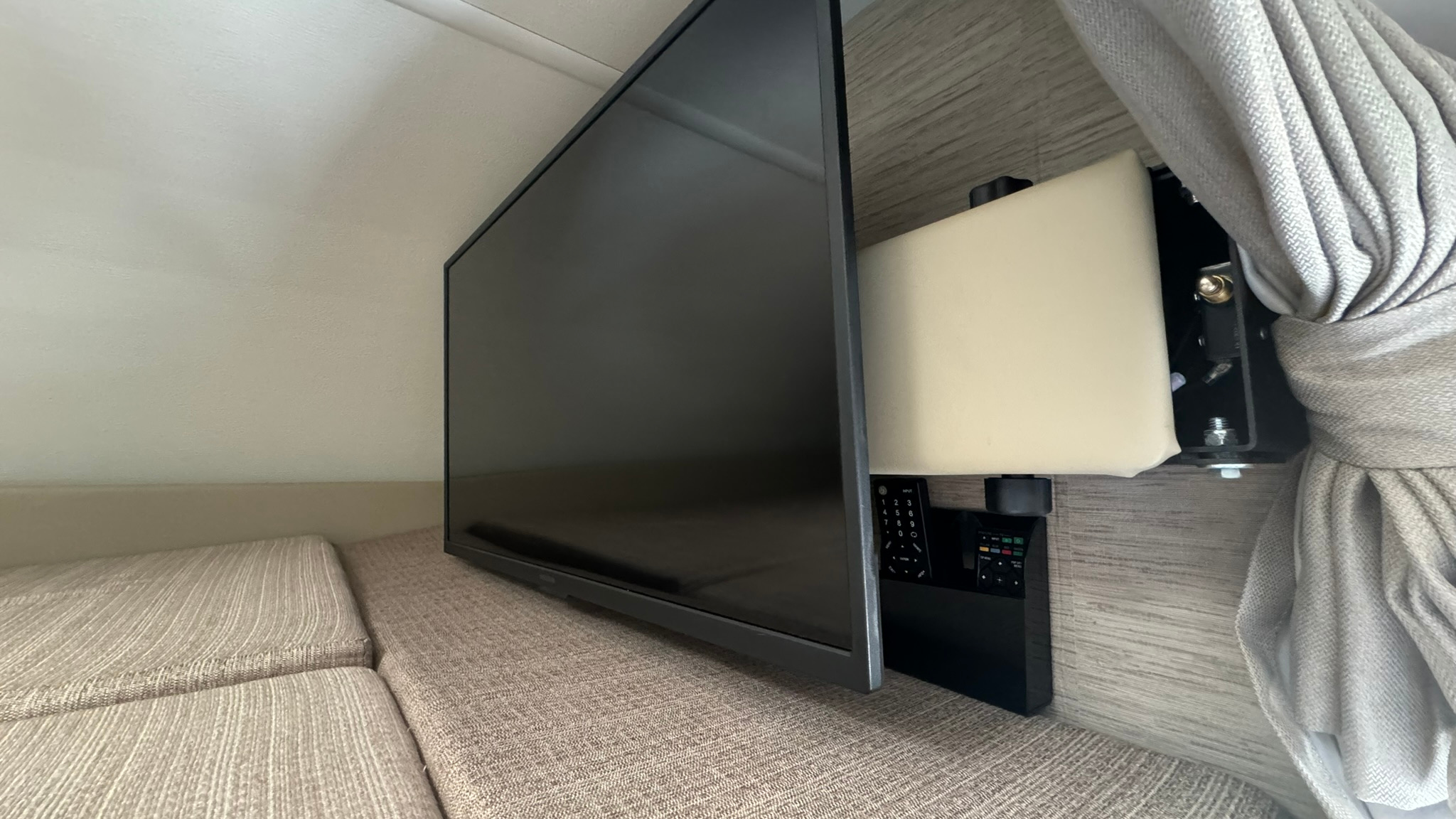 2022 Thor Chateau Class C RV Roadrunner entertainment TV