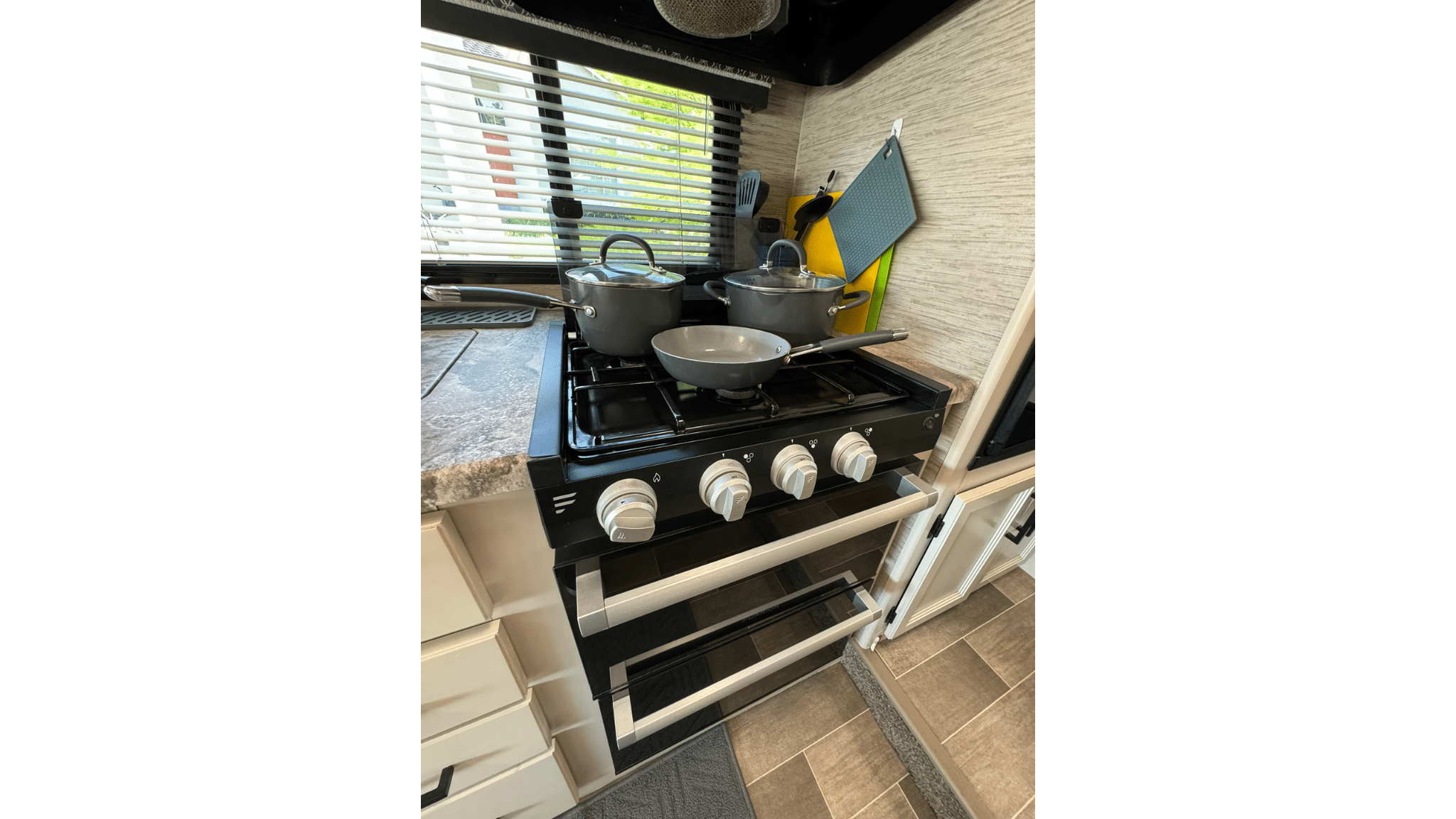 2022 Thor Chateau Roadrunner RV, pots and pans included with rental